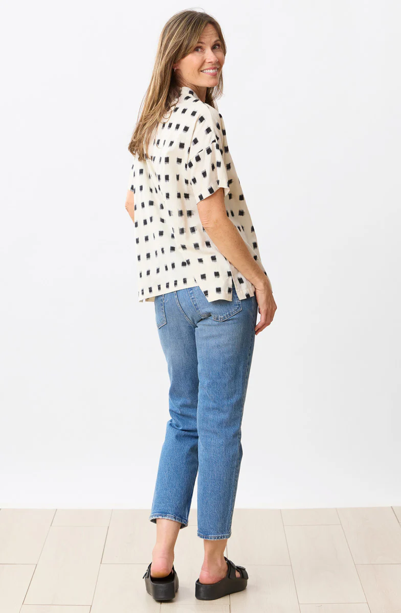 Jahnvi Ikat Short-Sleeve Tunic - Soft white/Black - Image 5